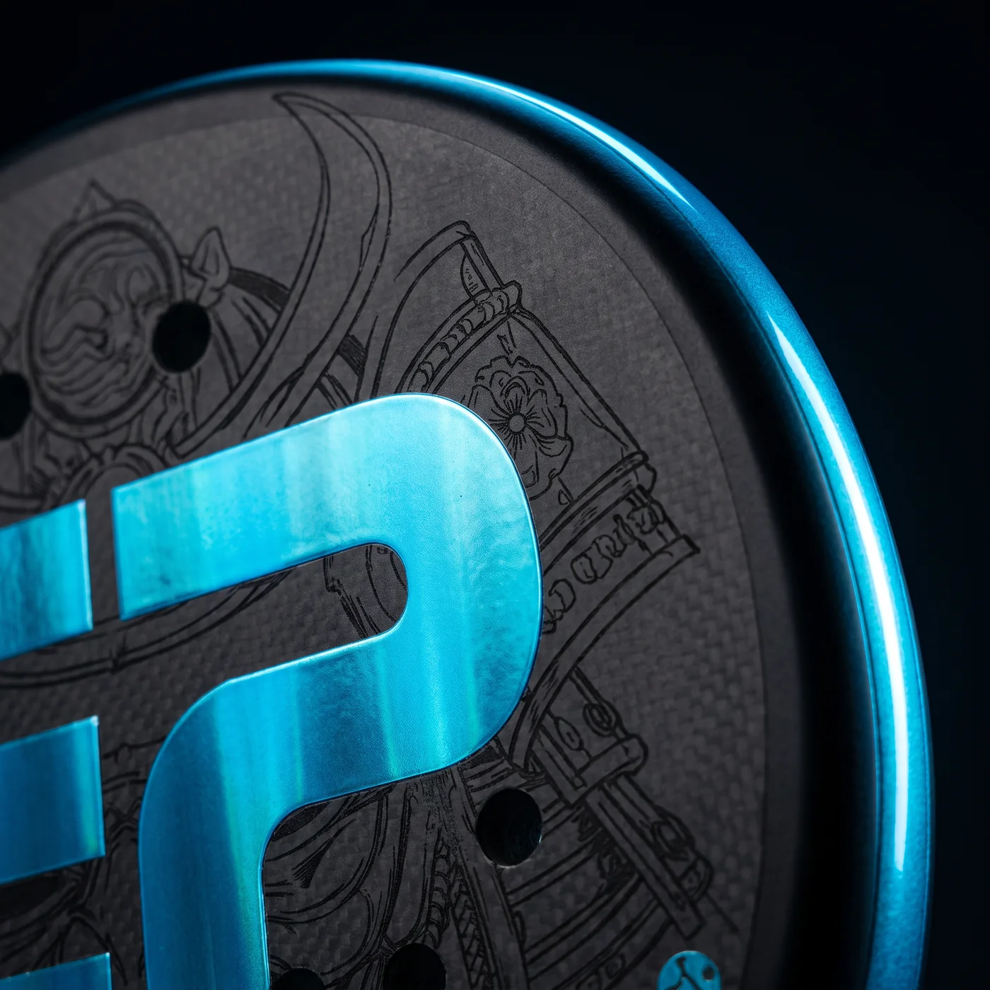 Detalle de la cara de la Ronin con el casco samurái grabado