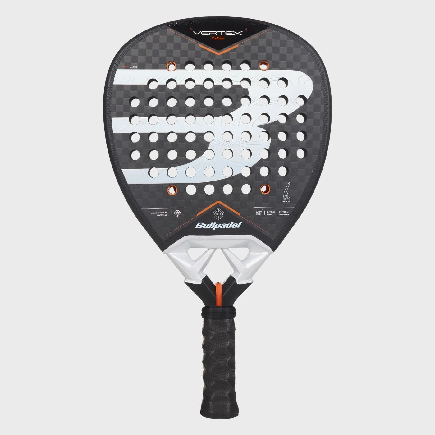 Vista frontal de la Bullpadel Vertex 05 27: cara negra con logotipo blanco, detalles naranjas y puente blanco.